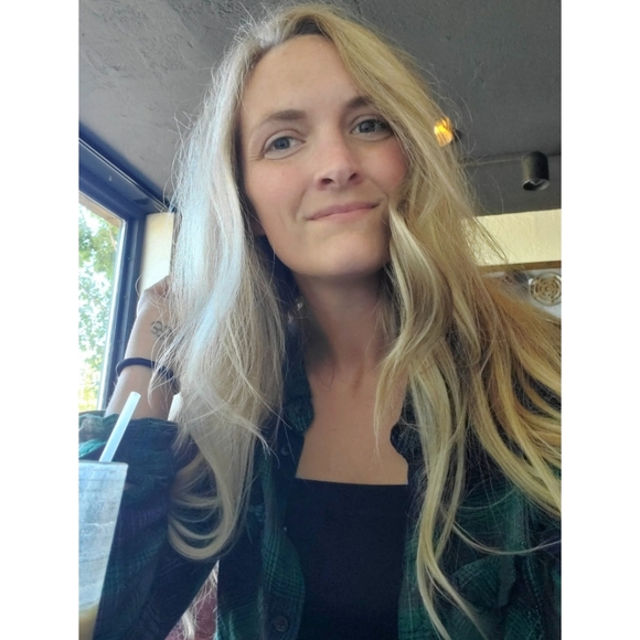 Meet your Posher 💕 - Picture 4 of 6